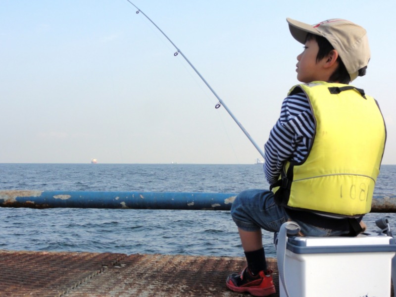 釣りをする少年