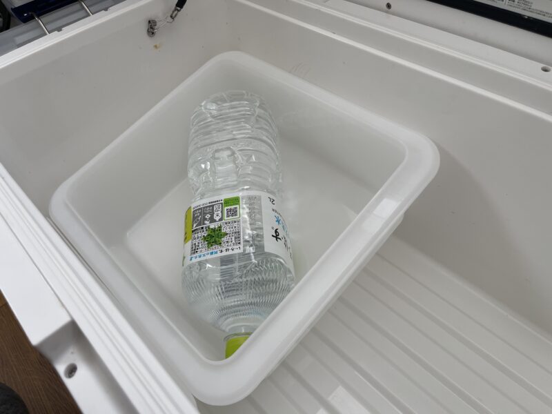 トレーとペットボトル